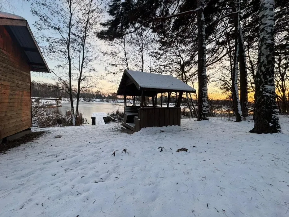Альтанка біля озера. Відпочинок