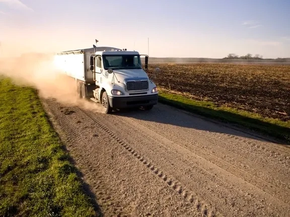 Кормовоз. Автомобільна цистерна безпечна та зручна.