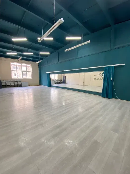 Зал 130 м. кв погодинно, є вечірні години