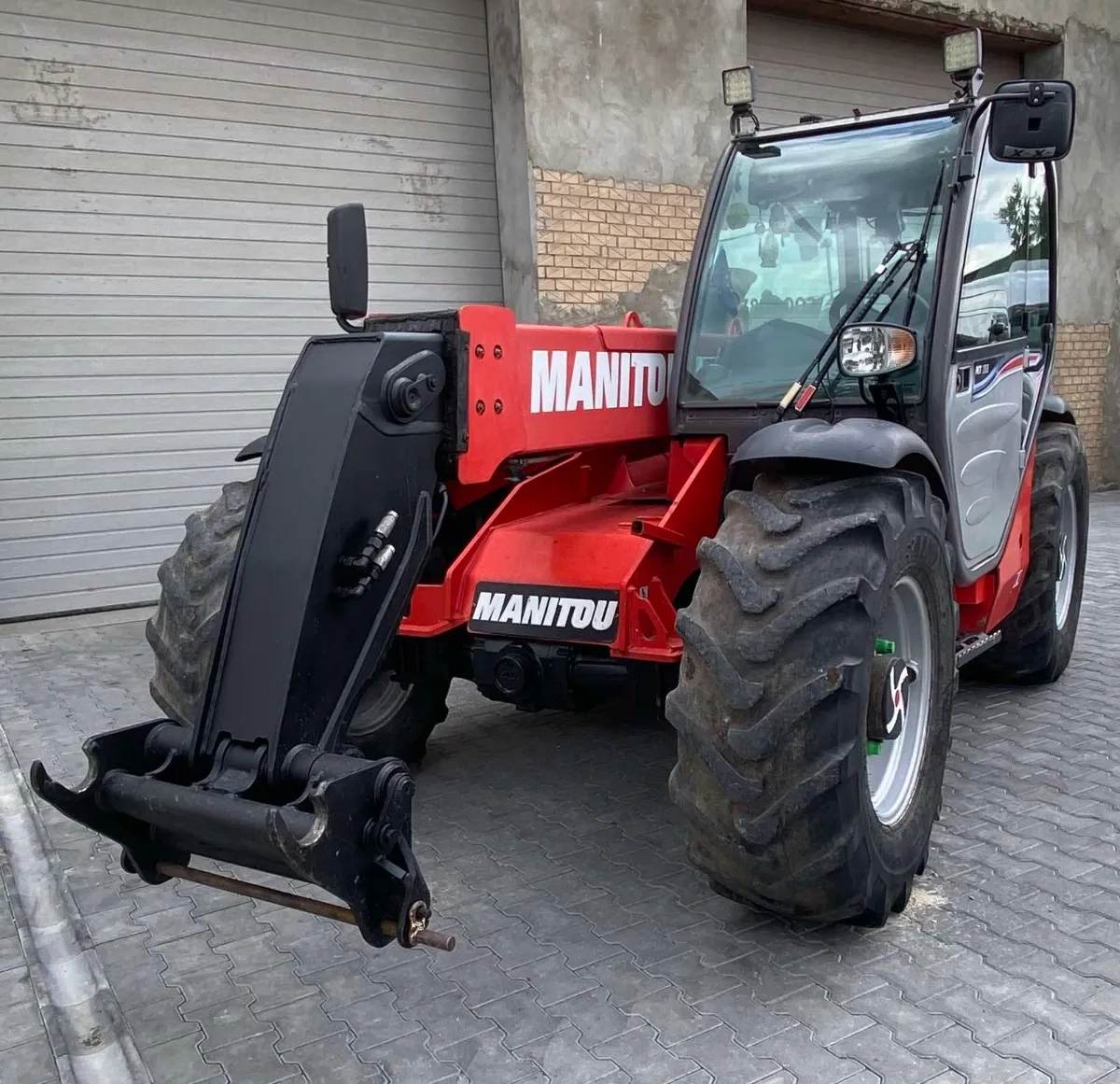 Телескопічний навантажувач Manitou