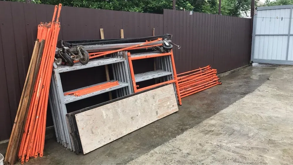 Вишка тура, будівельні ліса