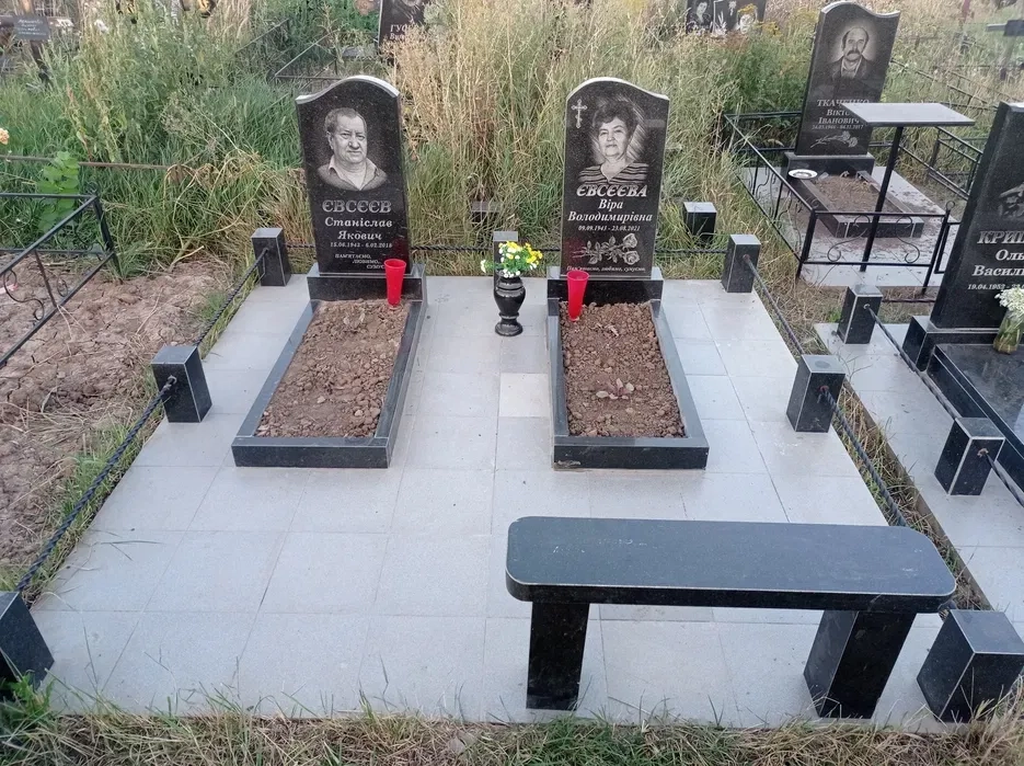 Виготовлення пам'ятників з граніту та бетону.