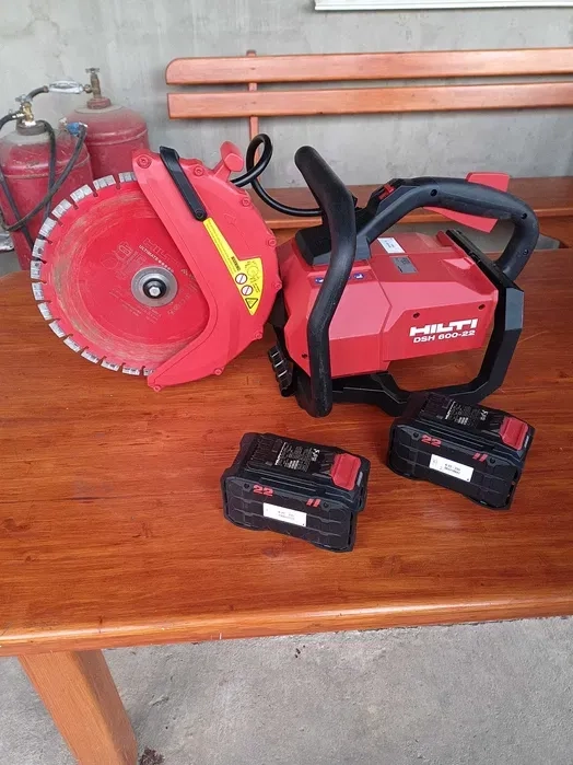 Відрізна машина HILTI DCH 300 для бетону та цегли