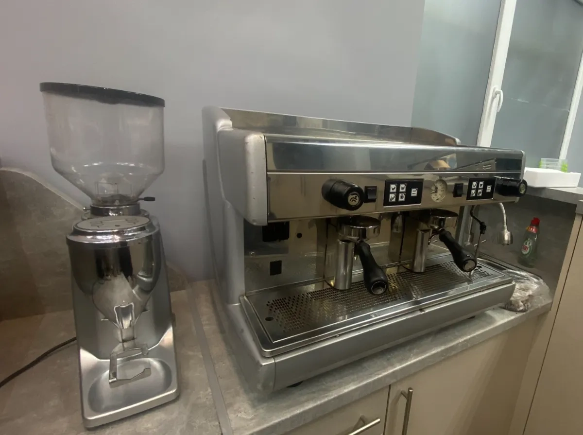 Кавомашина Wega Espresso 2GR та Кавомолка прямого помелу Quamar M80-E.