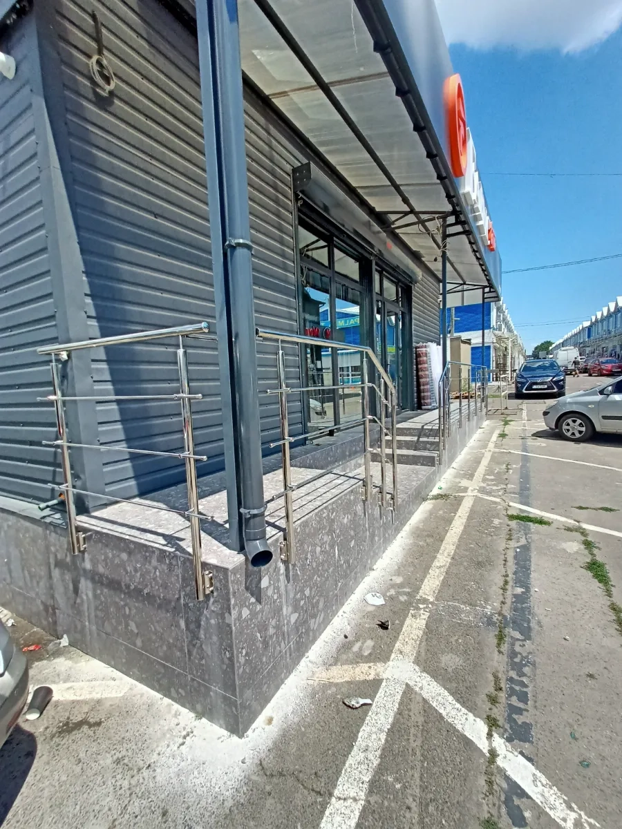 Перила з нержавіючої сталі, оголошення пандуса, сходи на другий поверх
