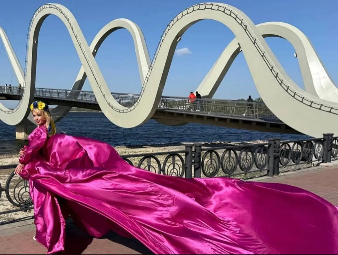 Неповторна сукня зі шлейфом 3,5 метри для фотосесії, відправляємо по всій країні