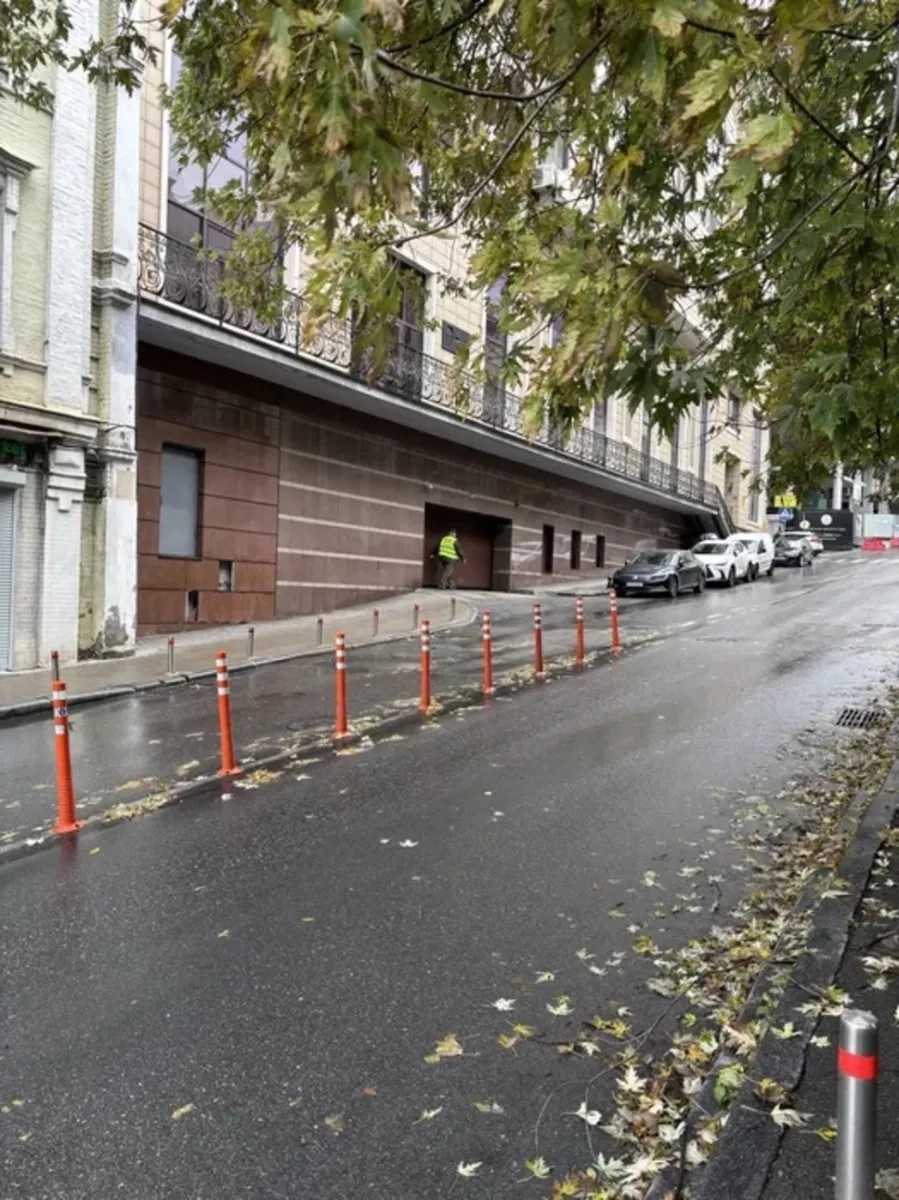 Зручне паркомісце в підземному паркінгу