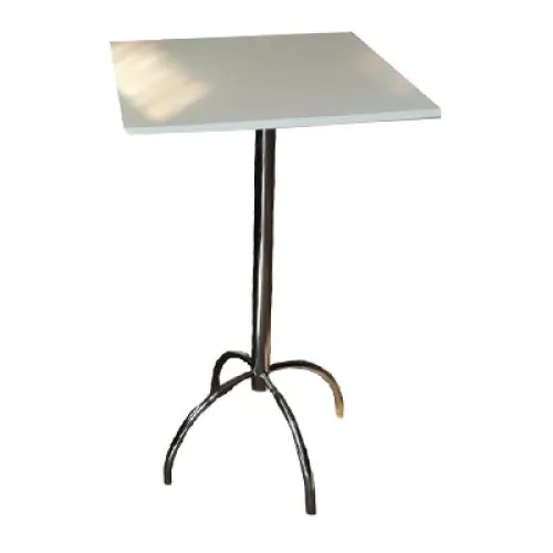 Стіл барний квадратний білого кольору