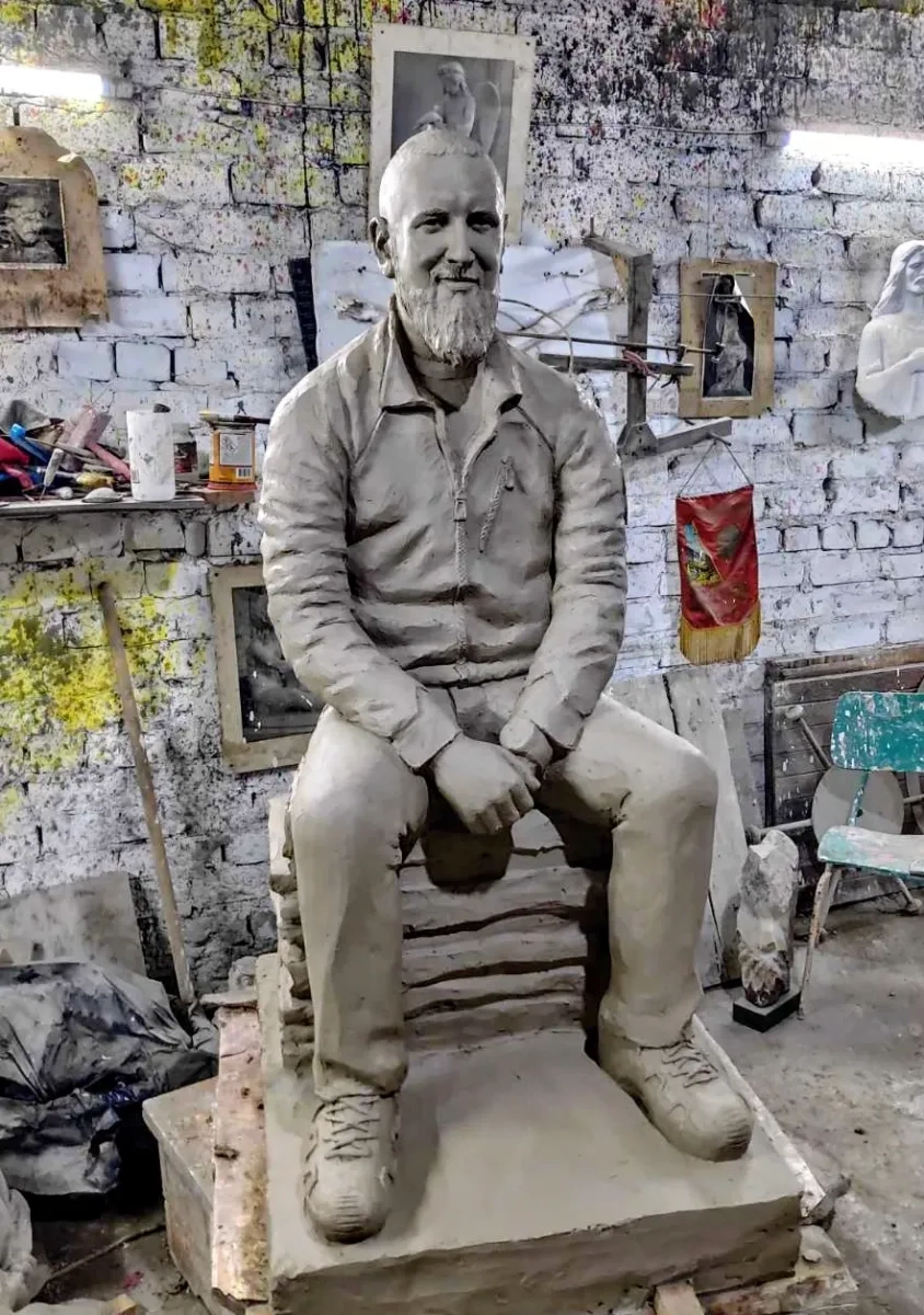 Надгробна скульптура, пам'ятник портрет фігура моделювання в глині під замовлення