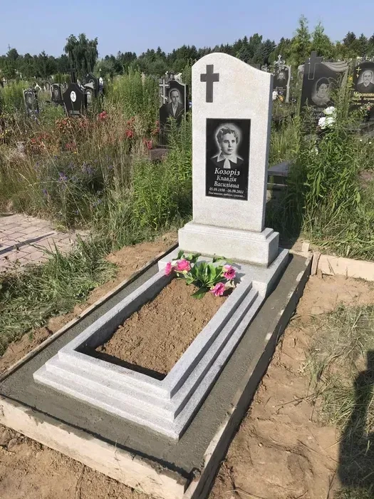 Пам'ятники з мармуровою крихти.Встановлення, реставрація, плитка.