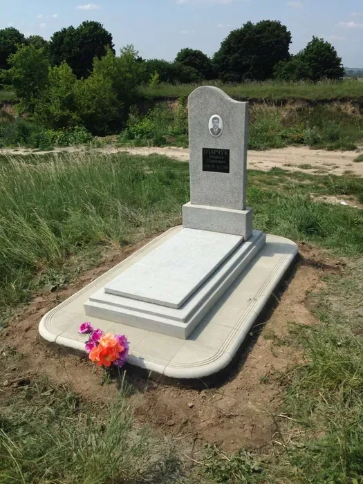 Пам'ятники з мармуровою крихти.Встановлення, реставрація, плитка.