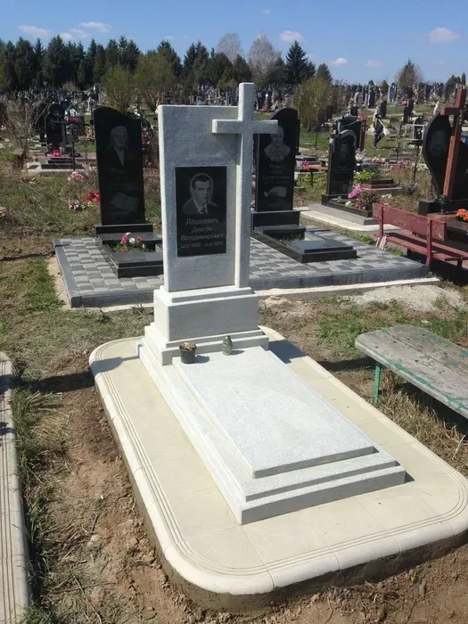 Пам'ятники з мармуровою крихти.Встановлення, реставрація, плитка.