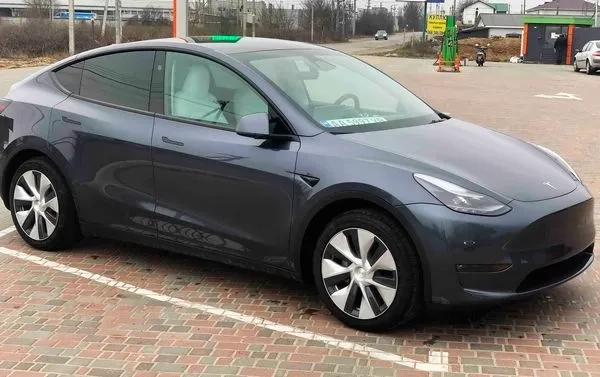 242 Авто на весілля Tesla Model Y сіра кросовер з водієм