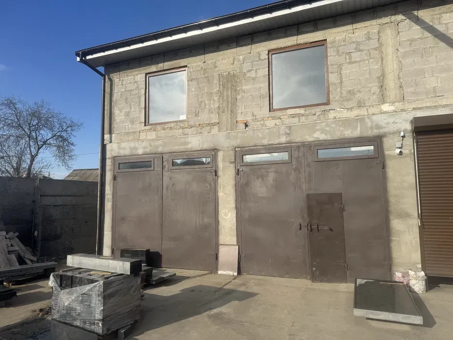 Приміщення під склад, СТО, невелике виробництво з офісом на 2-му поверсі.