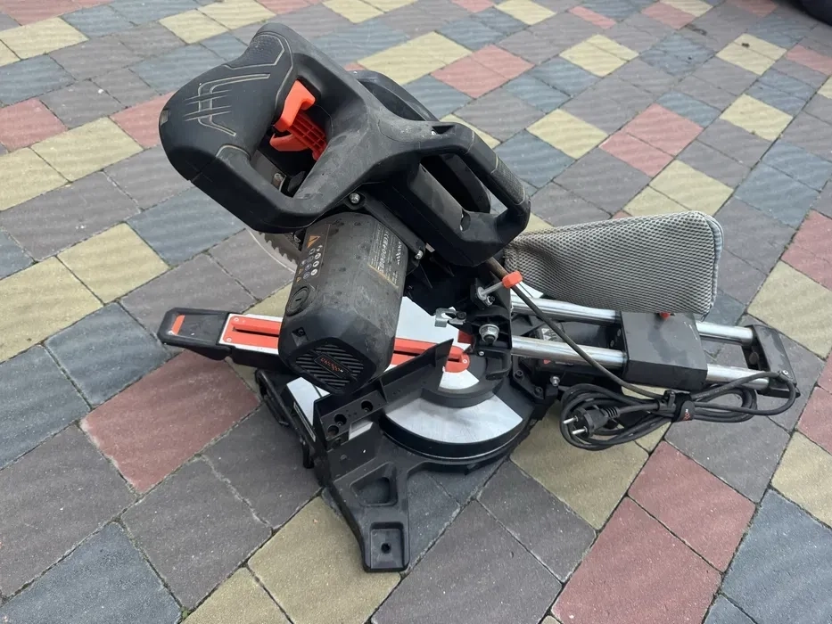 Торцова пилка по дереву професійна