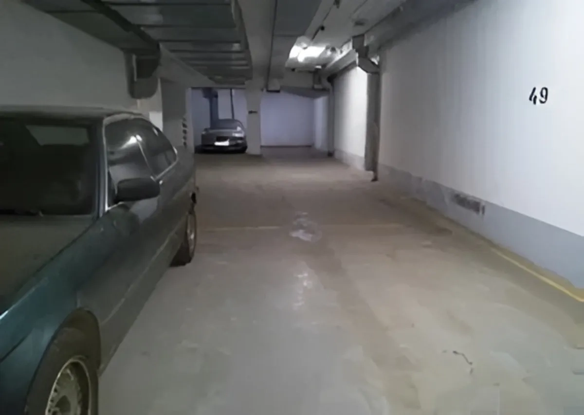 Велике паркомісце в центрі міста