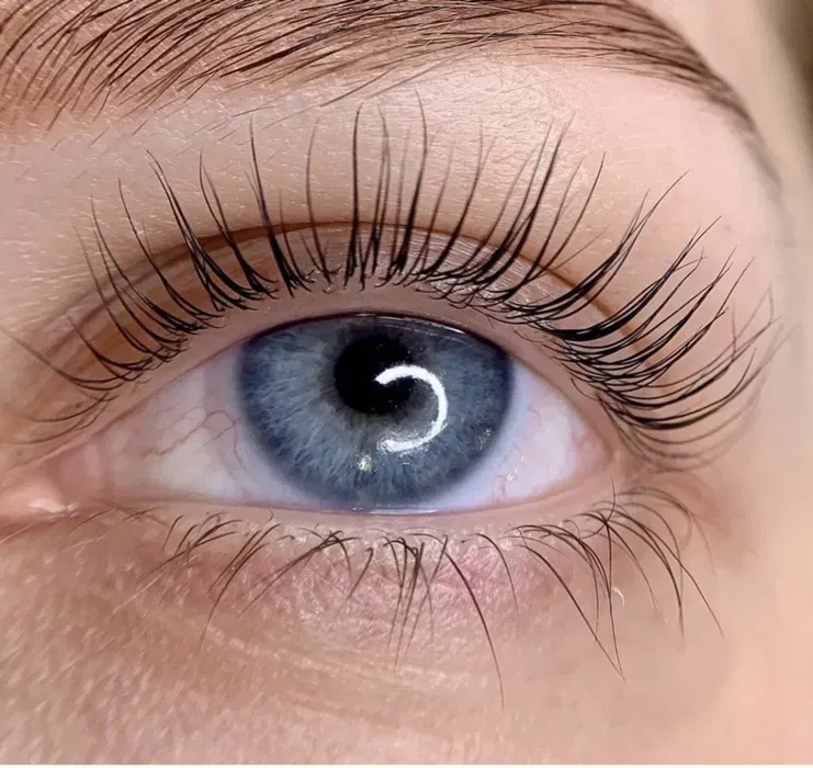 Ламінування Вій та Брів: Природна Краса та Максимальна Виразність!