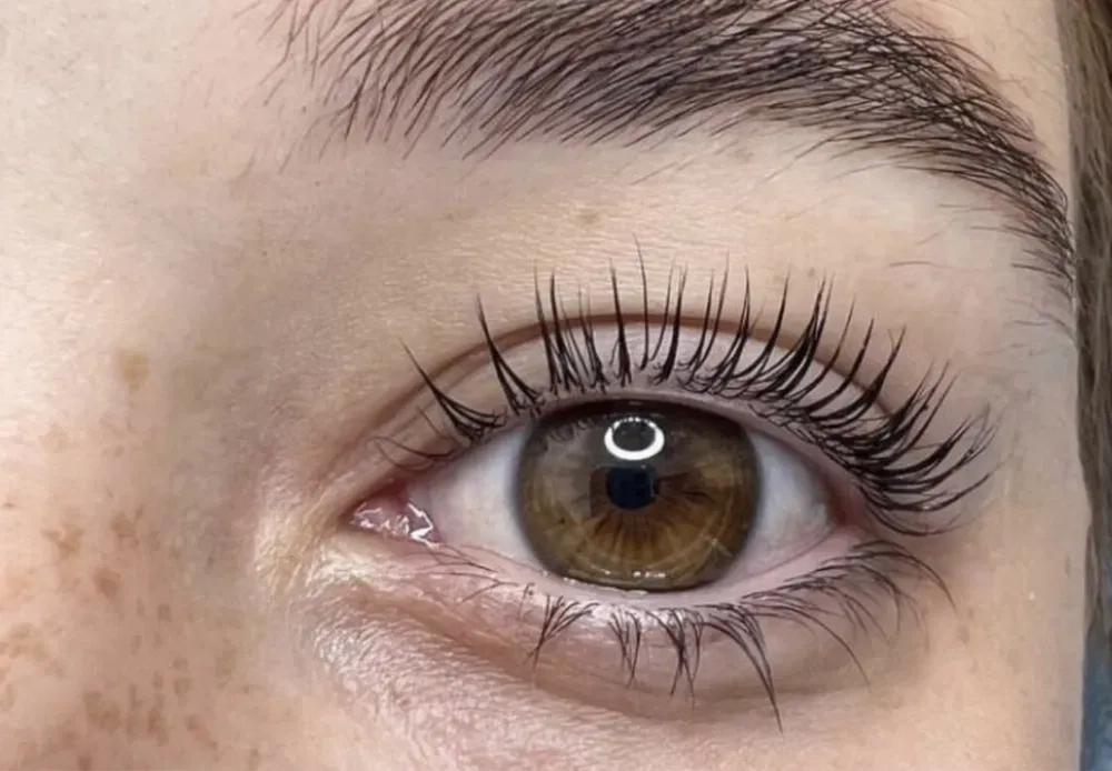 Ламінування Вій та Брів: Природна Краса та Максимальна Виразність!