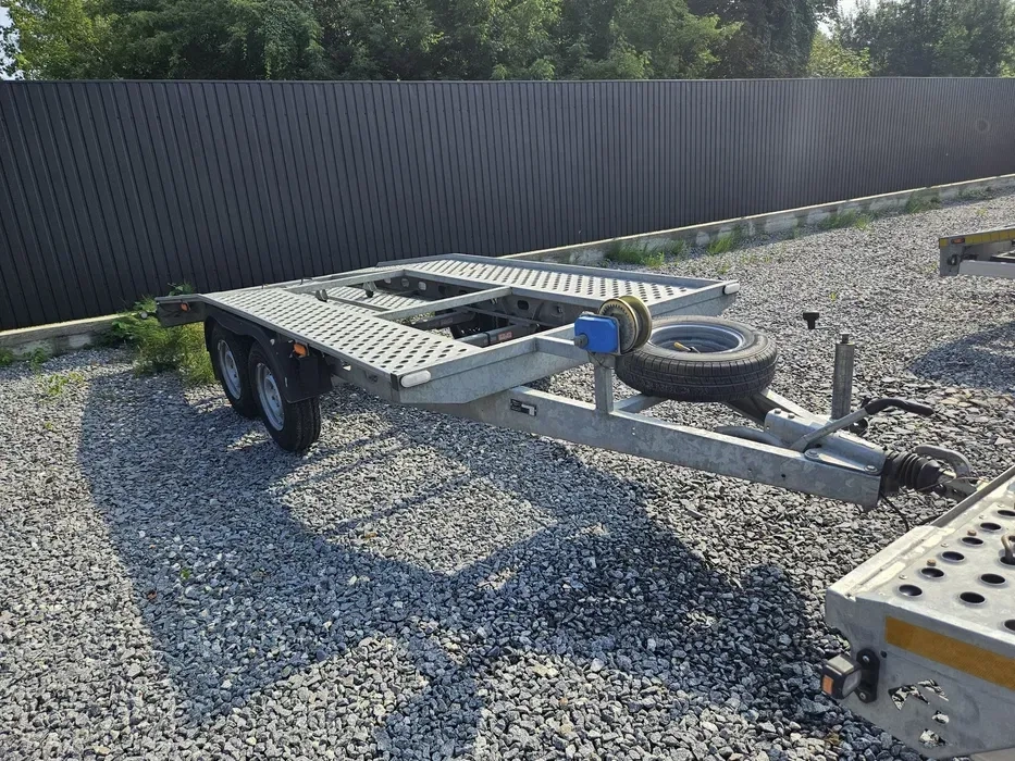 Лавета лафет автовоз причіп 2500 кг: Надійна та готова до роботи.