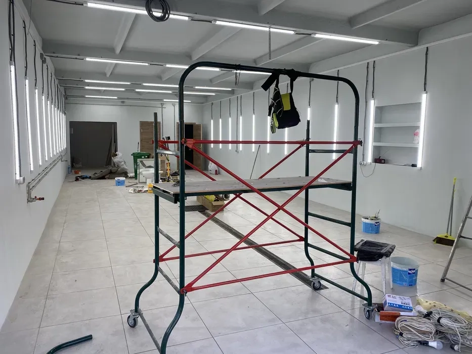 Вишка тура . Для роботи на висоті зі стопором на колесах.