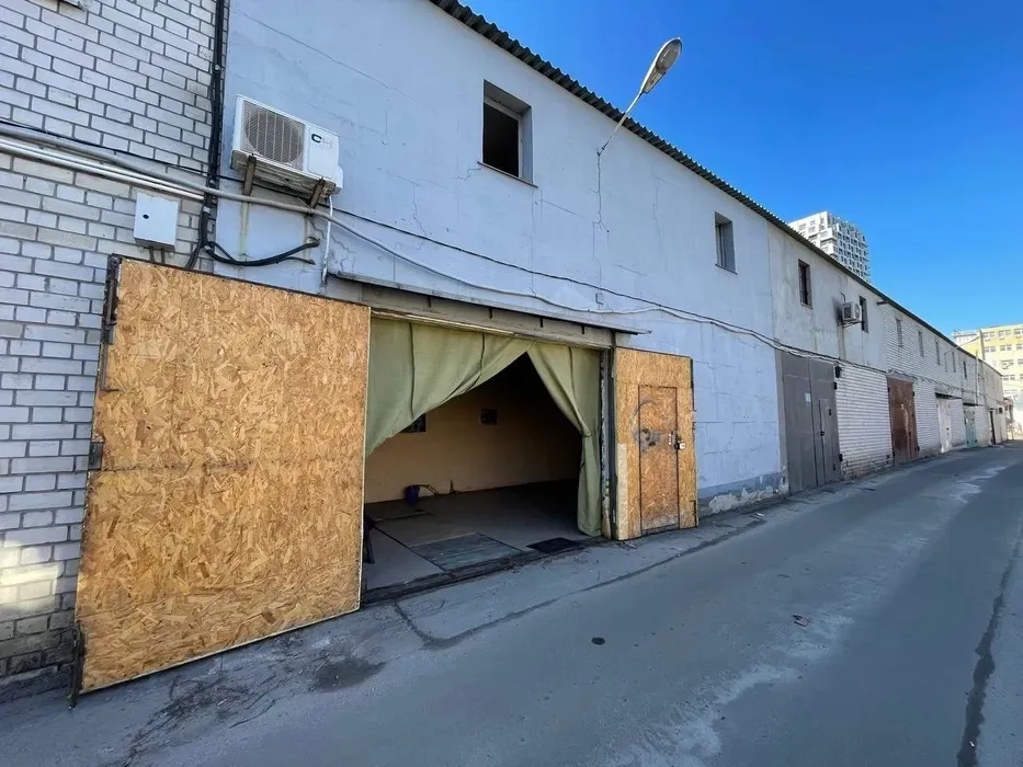 Гаражний бокс для роботи з автомобілями