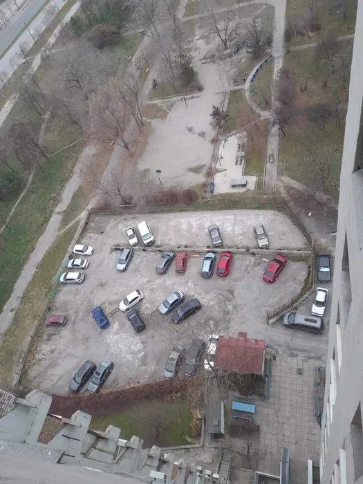 Місце на стоянці навпроти "Ашана"