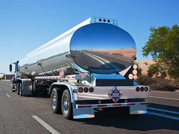 Бензовоз (паливозаправник)-перевезення пального.