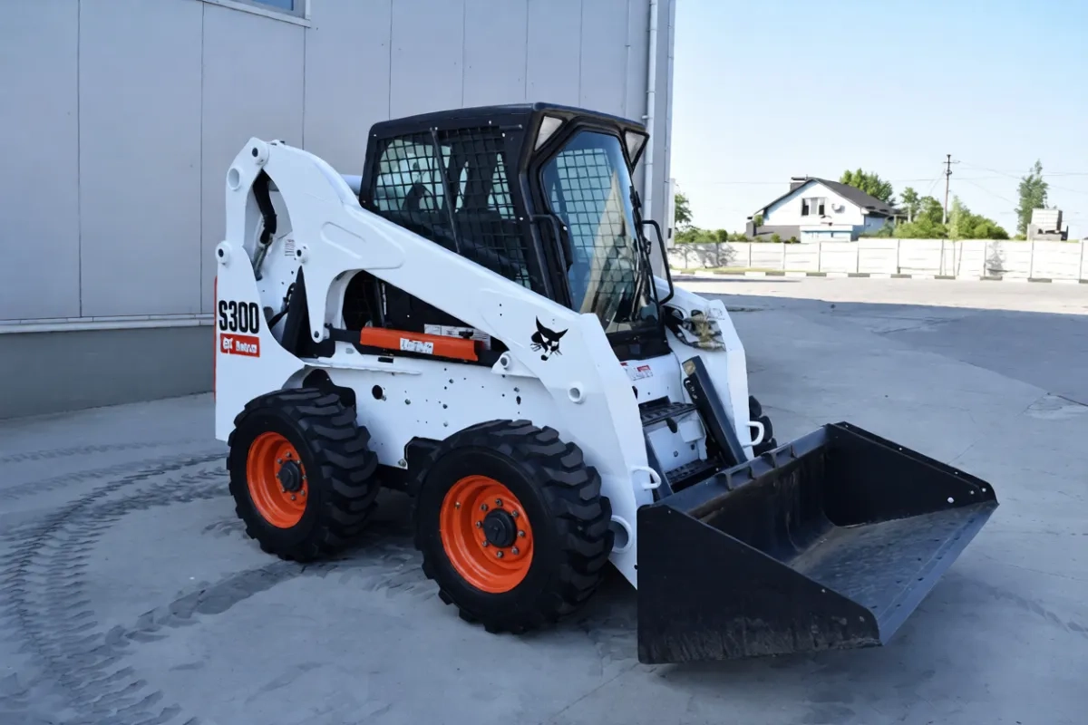 Послуги Бобката: Швидке планування ділянки та навантаження!