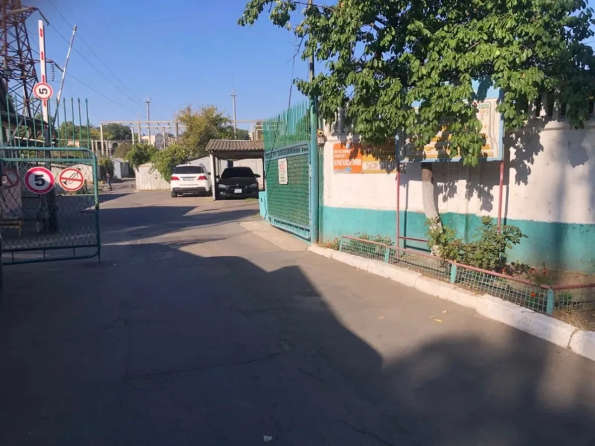 Паркомісце на автостоянці під охороною