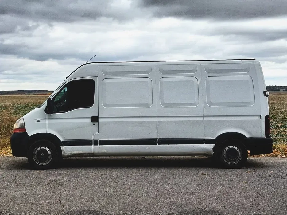 Вантажні перевезення та досвідчені вантажники. Доставка та переїзди