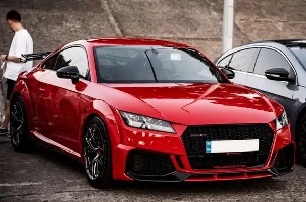 419 Audi TT RS червона для фотосесії зйомки