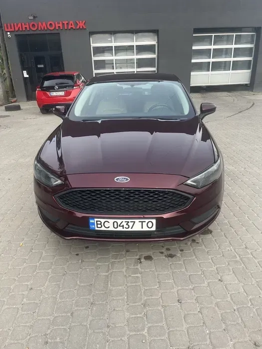 Автомобіль Ford Fusion Hybrid.