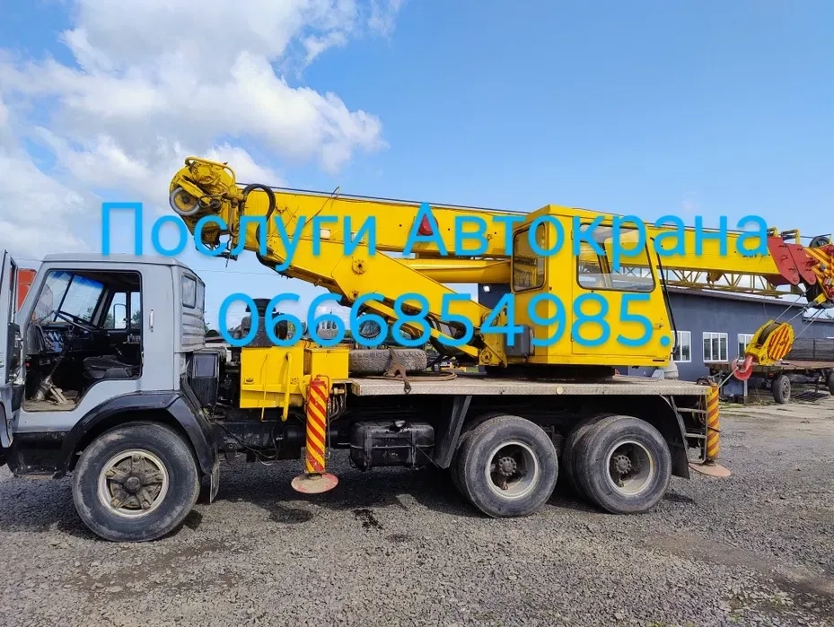 Автокран. Довжина основної стріли 24 м, додатковий подовжувач -7 м