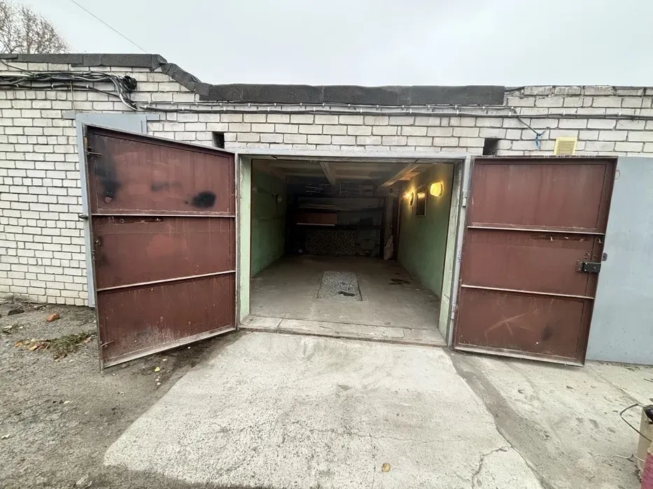 Просторий цегляний гараж для зберігання речей