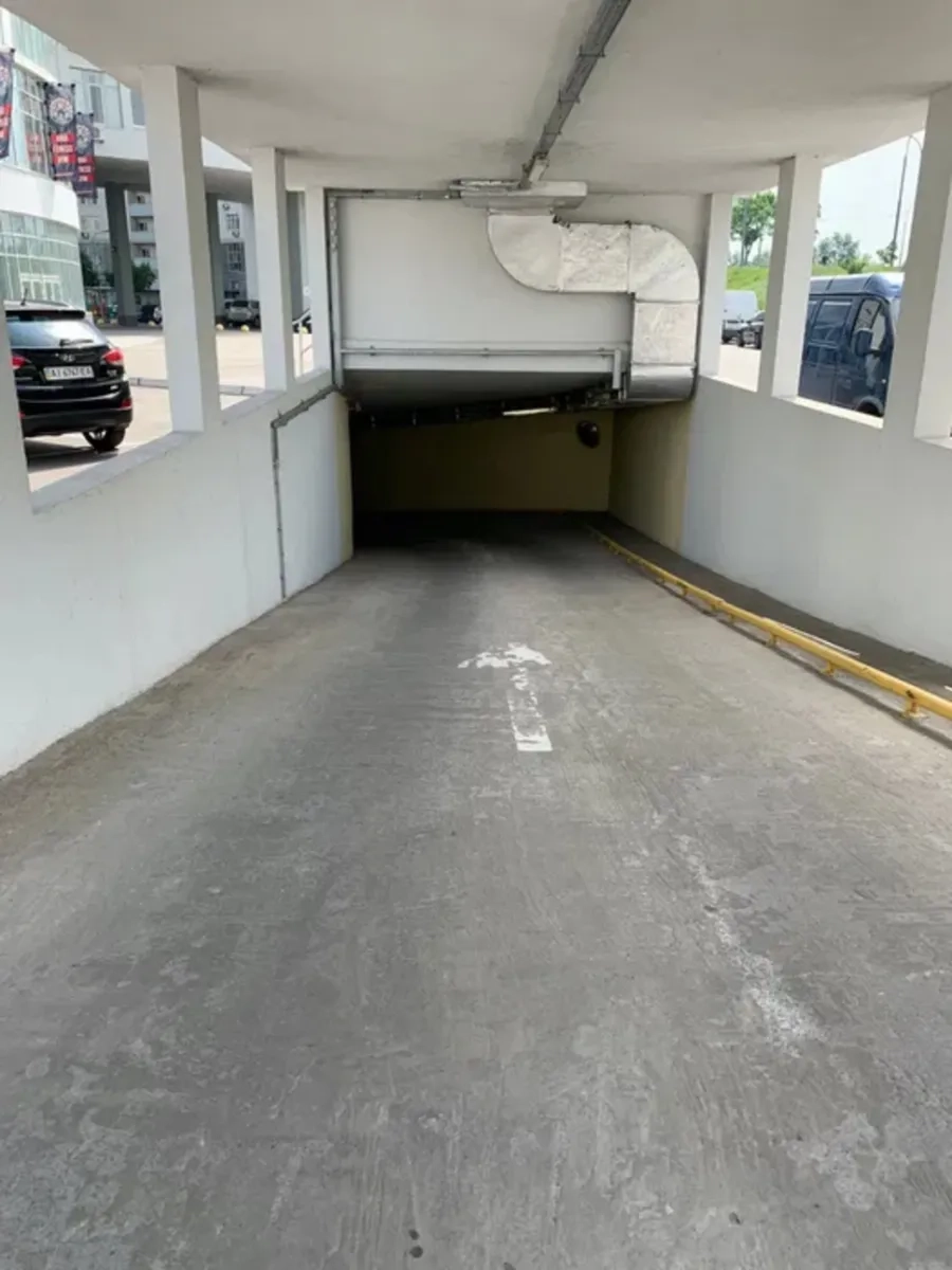Місце в підземному паркінгу на проспекті Володимира Івасюка