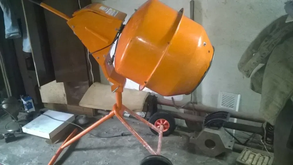 Бетономішалки 150 та 230 літрів, відбійний молоток