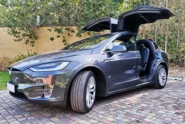075 Tesla Model X сіра на весілля зйомки
