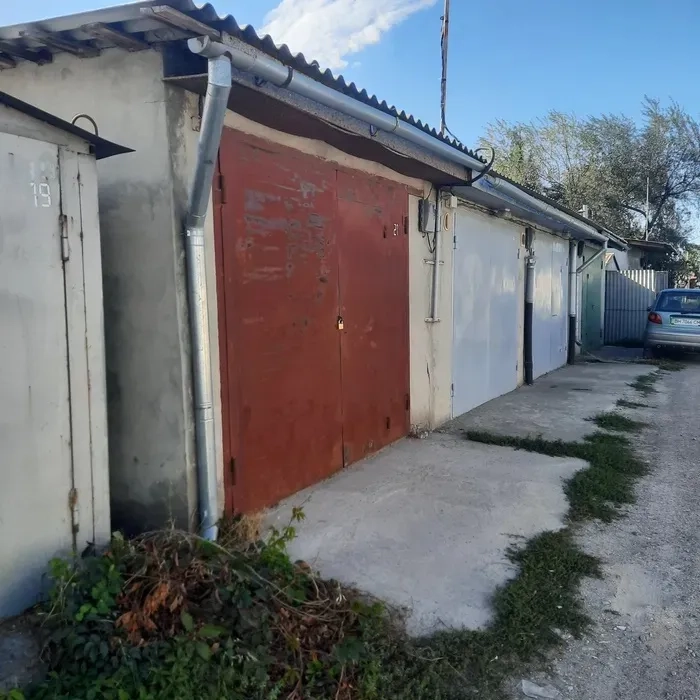 Цегляний гараж на території автостоянки «Істок»