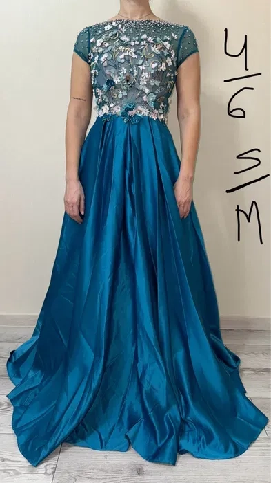 Вечірні суконі