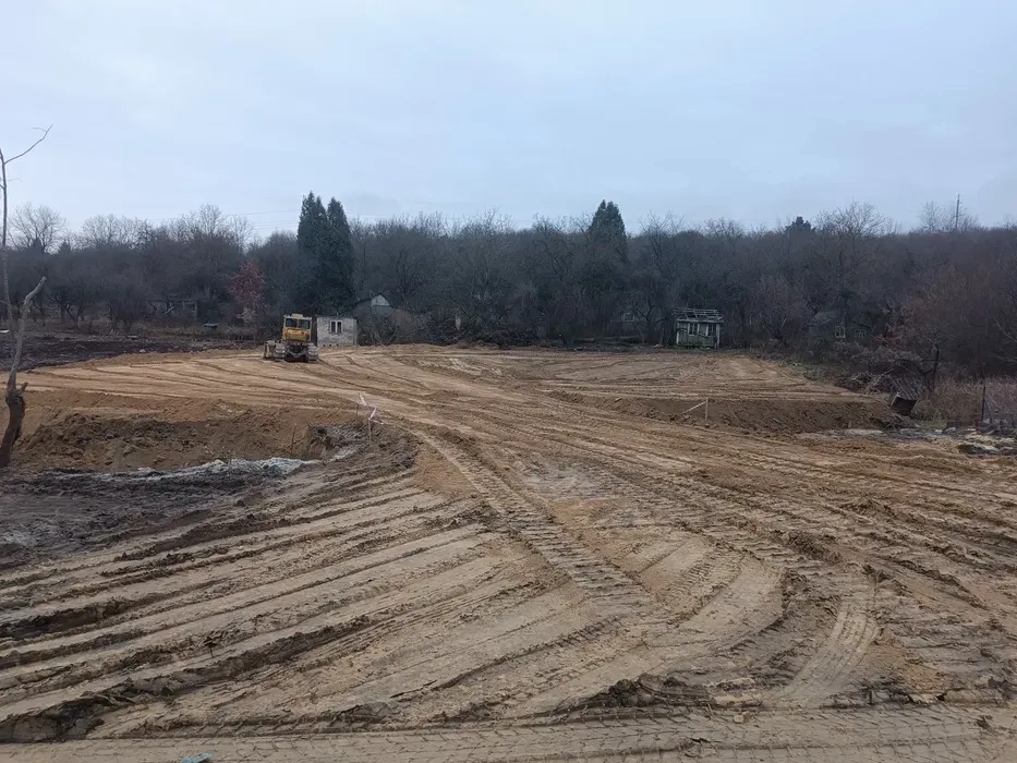 Чистка ділянок,вирівнювання,підсипка