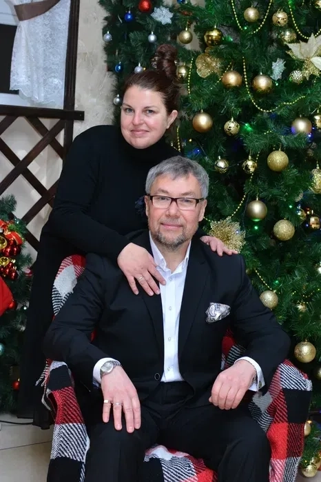 Стильний ведучий, музичний супровід, живий спів на новорічний корпоратив