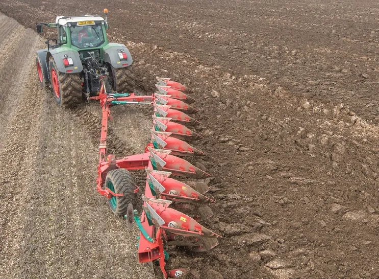 Плуг KVERNELAND (1662) для оранки землі