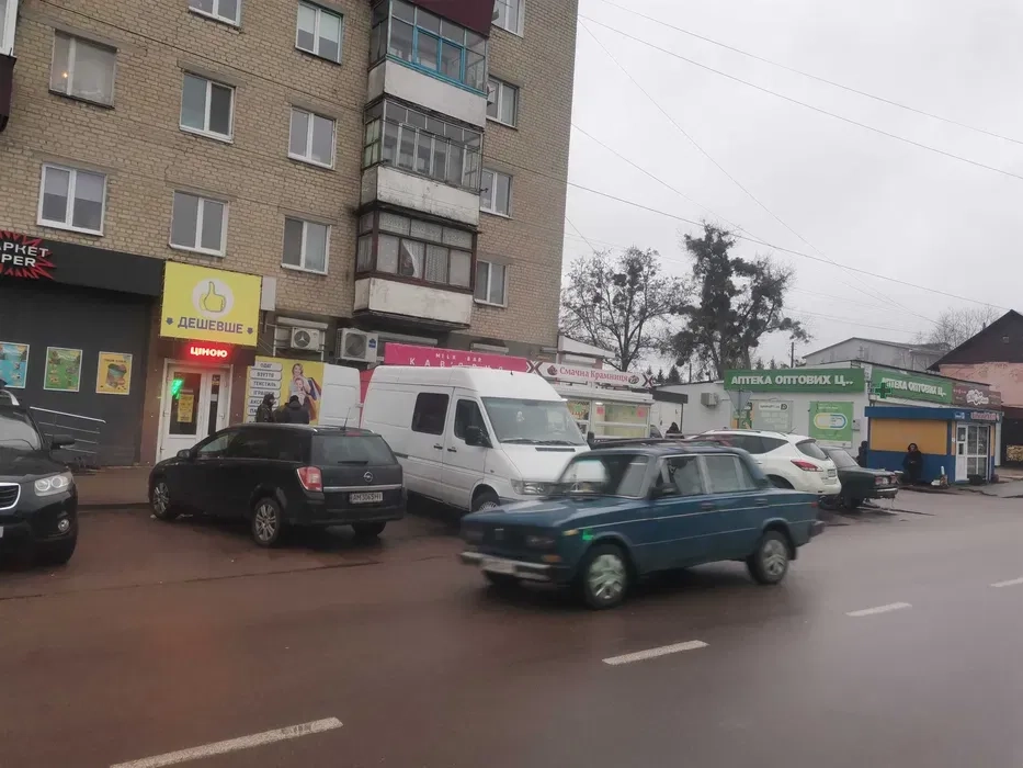 Пропонуємо в користування просторе торговельне приміщення площею 300 квадратних метрів для відкриття вашого магазину чи шоуруму