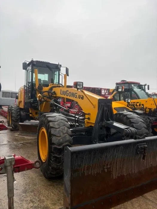 Професійний автогрейдер для розробки та профілювання ґрунтів