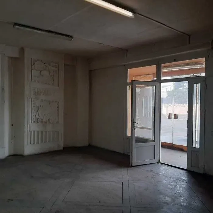 Приміщення під магазин, комерційне приміщення площею 150 м2 - 450 €