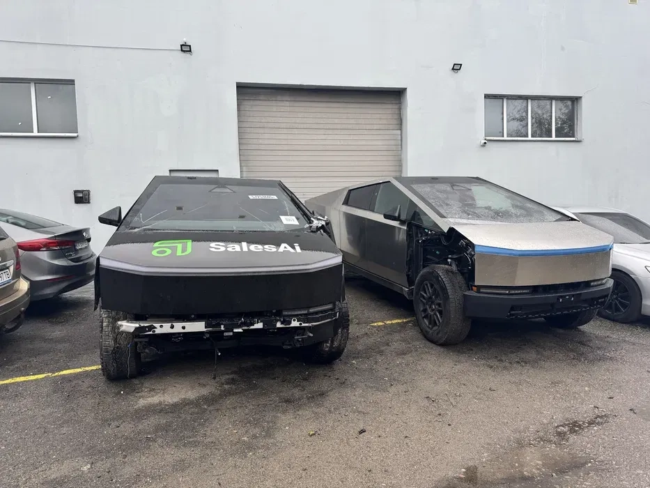 Tesla Cybertruck тесла кібертрак ремон відновлення після дтп
