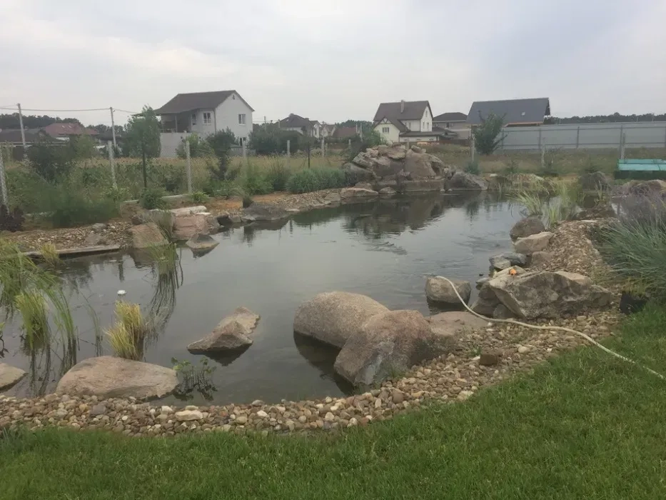 Будівництво плавальних ставків. Природні басейни. Эко пруд.