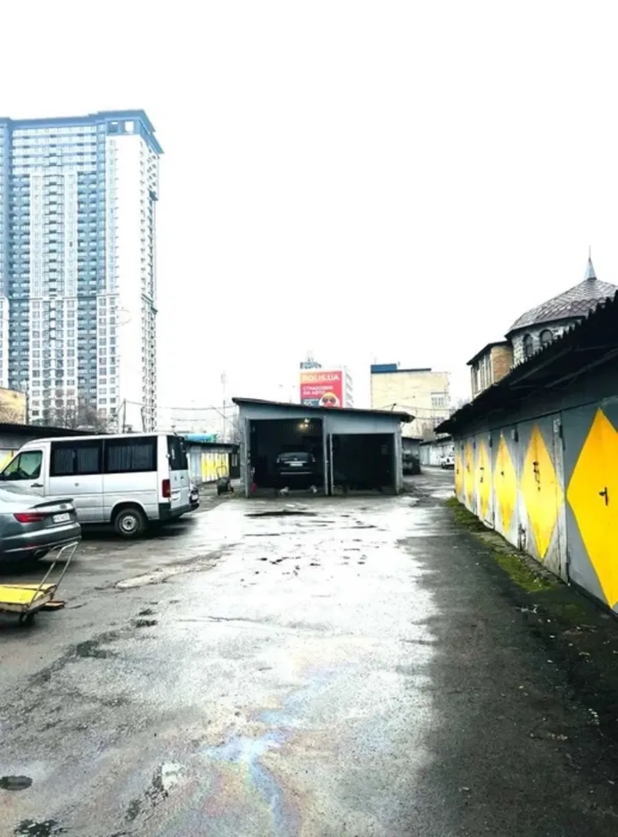 Металевий гараж для автомобіля та зберігання речей