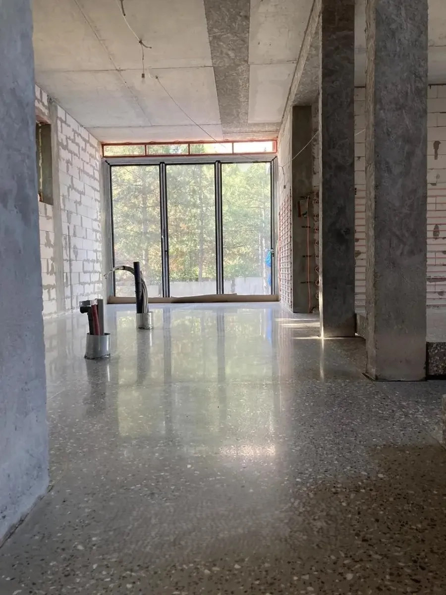 Заливка полімерних наливних підлог Terrazzo | Декоративні мозаїчні покриття під ключ