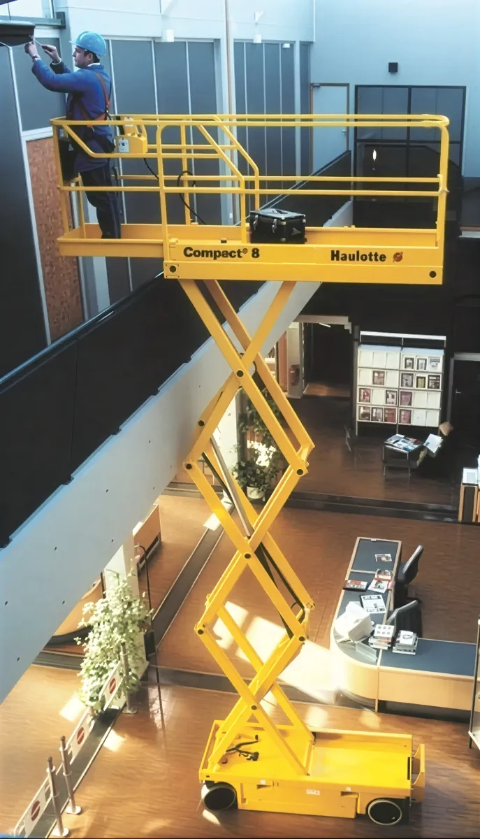 Підйомник ножичний акумуляторний Compact 8